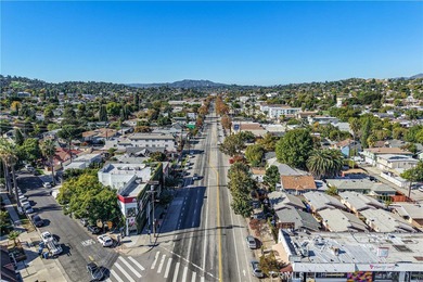 Welcome Home!!
Remodeled top-floor 2BD/2BA condo in desirable