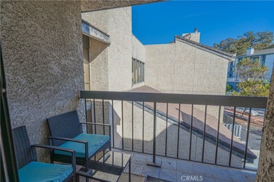 Welcome Home!!
Remodeled top-floor 2BD/2BA condo in desirable