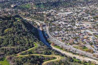 Welcome Home!!
Remodeled top-floor 2BD/2BA condo in desirable