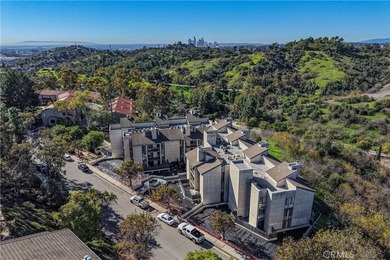 Welcome Home!!
Remodeled top-floor 2BD/2BA condo in desirable