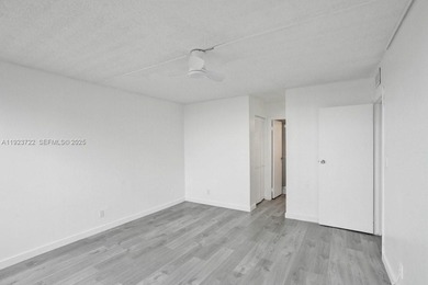 Beautiful unit 2/2 + den, with a great view, located on the 4