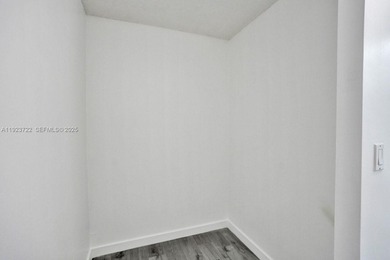 Beautiful unit 2/2 + den, with a great view, located on the 4