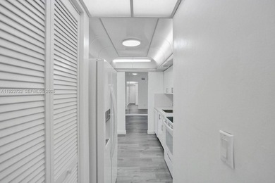 Beautiful unit 2/2 + den, with a great view, located on the 4