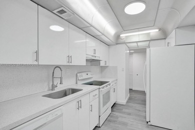 Beautiful unit 2/2 + den, with a great view, located on the 4