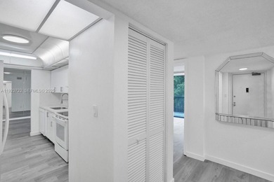 Beautiful unit 2/2 + den, with a great view, located on the 4