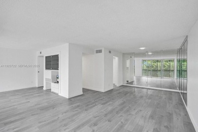 Beautiful unit 2/2 + den, with a great view, located on the 4