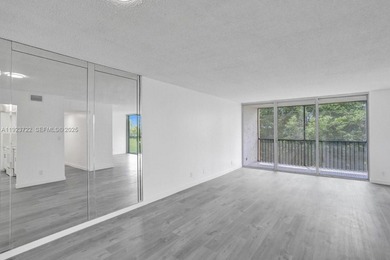 Beautiful unit 2/2 + den, with a great view, located on the 4