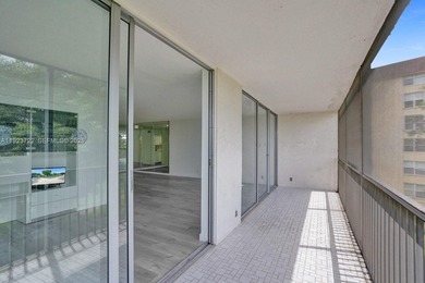 Beautiful unit 2/2 + den, with a great view, located on the 4