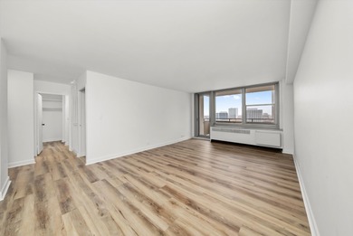 Newly updated 2 bed 2 bath unit in a well-managed Lakeview