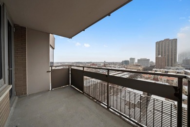Newly updated 2 bed 2 bath unit in a well-managed Lakeview