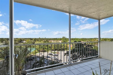 Beautifully renovated 2/2 condo in the desirable 55+ Country