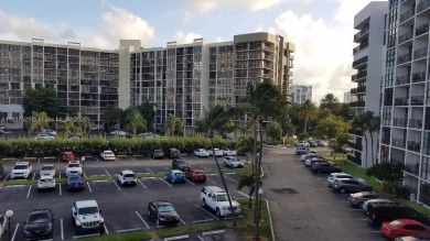 Motivated seller. Nice 1 Bedroom / 1.5 Bath condo in Three