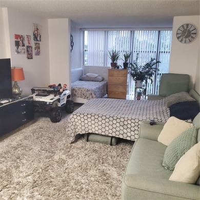 Motivated seller. Nice 1 Bedroom / 1.5 Bath condo in Three