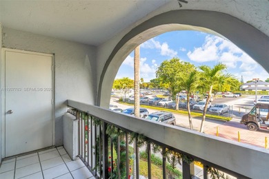 2/2 unit in the desirable Vista del Lago community. Features a