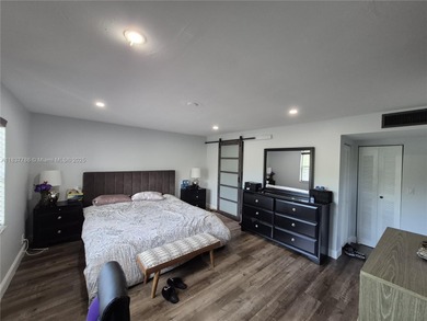 TOP-FLOOR BEAUTY IN THE HEART OF INVERRARY! 
Step into this