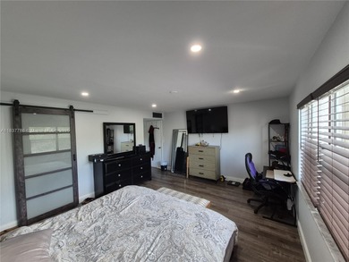 TOP-FLOOR BEAUTY IN THE HEART OF INVERRARY! 
Step into this