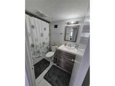 TOP-FLOOR BEAUTY IN THE HEART OF INVERRARY! 
Step into this