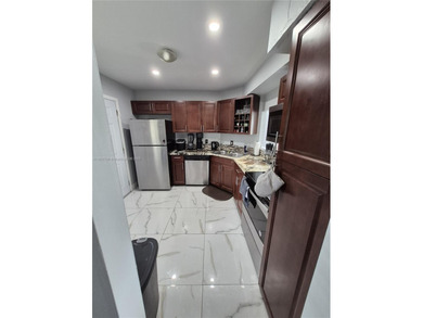 TOP-FLOOR BEAUTY IN THE HEART OF INVERRARY! 
Step into this