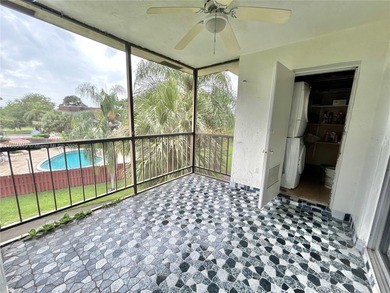 2/2 in the heart of Plantation. LAUNDRY IN-UNIT. The apartment
