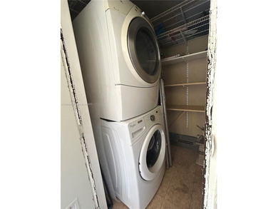 2/2 in the heart of Plantation. LAUNDRY IN-UNIT. The apartment