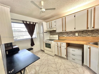 2/2 in the heart of Plantation. LAUNDRY IN-UNIT. The apartment