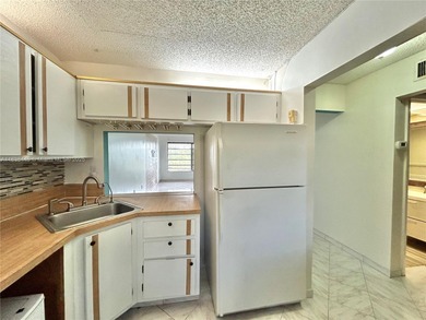2/2 in the heart of Plantation. LAUNDRY IN-UNIT. The apartment