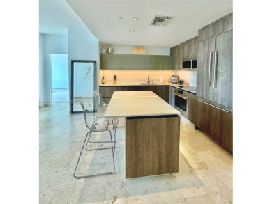 Located in the heart of Brickell this stunning 2bed/2bath