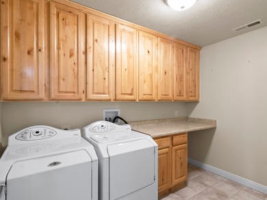 One level living, in an outstanding 55 Plus community. Amenities