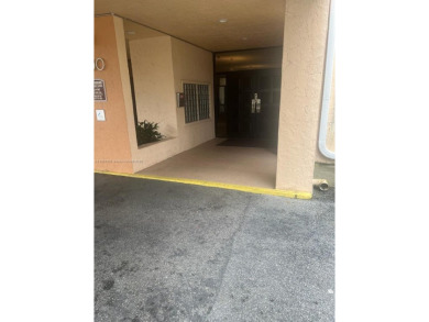 2 Bedroom, 2 Bathroom, 960 sq. Central A/C. Living vinyl