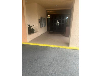 2 Bedroom, 2 Bathroom, 960 sq. Central A/C. Living vinyl