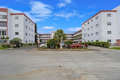 Spacious 1 bed, 1.5 baths condo in the desirable Oakland Club's