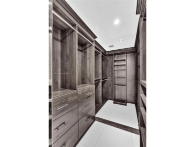 This beautifully updated 1 Bed / 1 Bath unit offers breathtaking