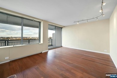 Junior One-Bedroom with Iconic Views & Resort-Style Amenities