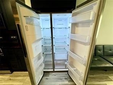 Gorgeous condo 1/1 on the second floor.  Open Kitchen with