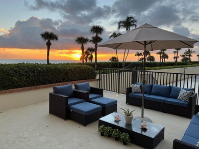 This spacious ocean end unit offers direct ocean views from its