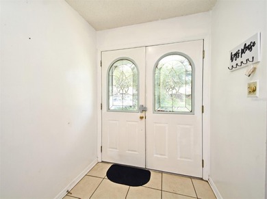 One or more photo(s) has been virtually staged. Back on the