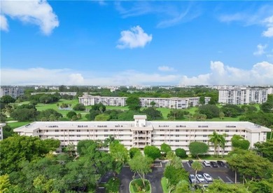 Rare King Model 3BD/2.5BA in Palm Aire! This spacious 2,100 sq