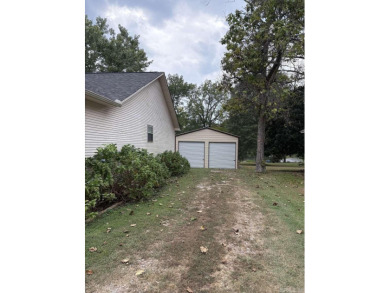 3br2.5b well maintained home on beautiful sloping lot. No stairs