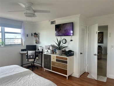 Beautiful 1/1.5 with an extra room that can be used as a guest