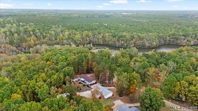 Lake life made easy! Escape the city and unwind at this peaceful