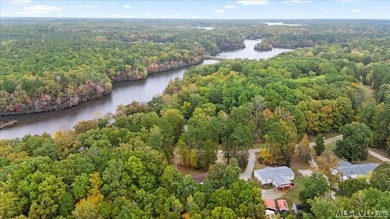 Lake life made easy! Escape the city and unwind at this peaceful