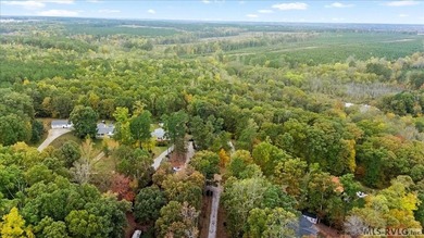 Lake life made easy! Escape the city and unwind at this peaceful