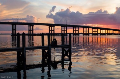 CENTER PENTHOUSE Stunning sunrise views of the Caloosahatchee