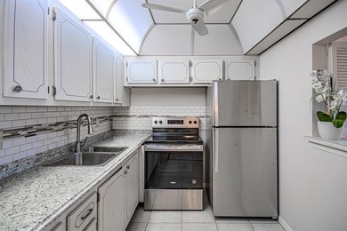 BEAUTIFUL AND BRIGHT UNIT FEATURING 1 BEDROOM AND 1.5 BATHS