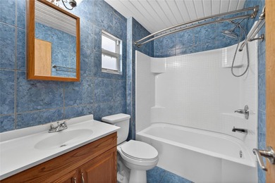 One or more photo(s) has been virtually staged. Experience