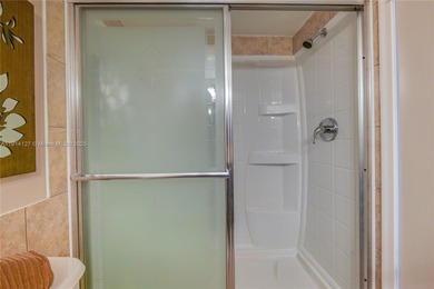 SPACIOUS 1 BEDROOM 1 & 1/2 BATHROOMS WITH A BEAUTIFUL VIEW OF