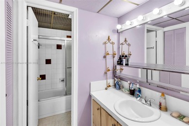 Beautiful condo, 2 debs, 2 baths, offering spacious living areas