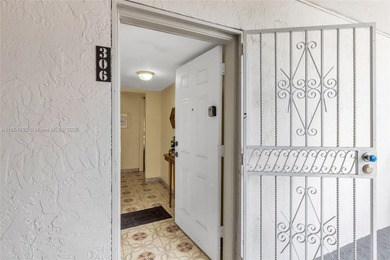 Beautiful condo, 2 debs, 2 baths, offering spacious living areas