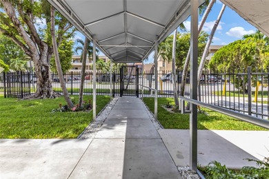 Beautiful condo, 2 debs, 2 baths, offering spacious living areas