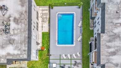 Beautiful condo, 2 debs, 2 baths, offering spacious living areas